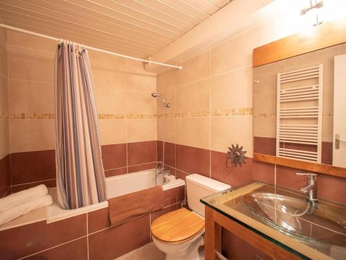 une salle de bain avec toilettes, lavabo et douche dans l'établissement Appartement spacieux à Valmorel, 11 couchages, 4 Pièces, casier à skis - FR-1-291-749, à Valmorel