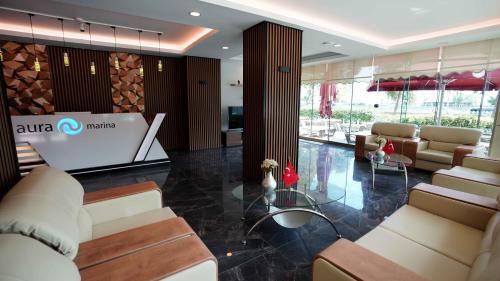 un vestíbulo con sofás y una mesa en un edificio en AURA MARINA HOTEL en Estambul