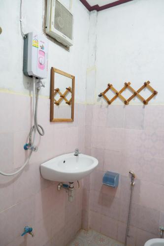 a bathroom with a sink and a shower at Song Lao Guesthouse in Thakhek
