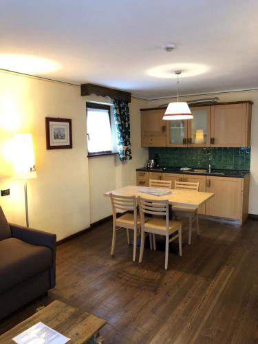 a kitchen and dining room with a table and chairs at Residence Cour Maison in Pré-Saint-Didier