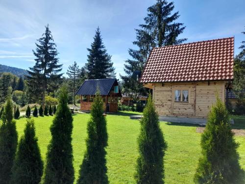 una piccola casa in un campo alberato di Tisina Tare a Bajina Bašta