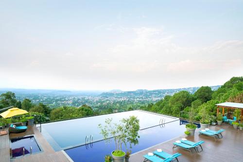 Bazén v ubytování Radisson Blu Resort Dharamshala nebo v jeho okolí