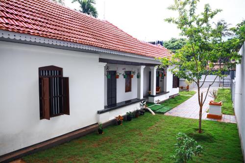 a view of the courtyard of a house at Bobbys Corner in Alleppey