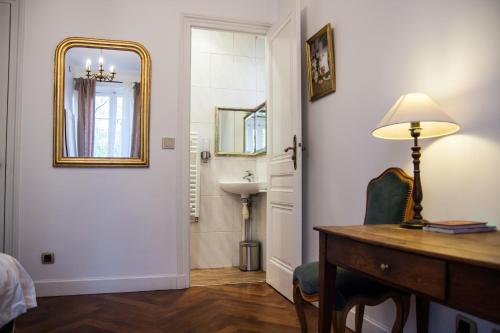 baño con lavabo, espejo y escritorio en Félix dOrt, en Lyon