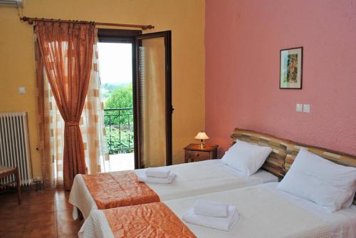 A bed or beds in a room at Hotel Aoos