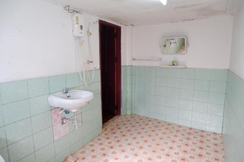 uma casa de banho com um lavatório e um espelho em Song Lao Guesthouse em Thakhek