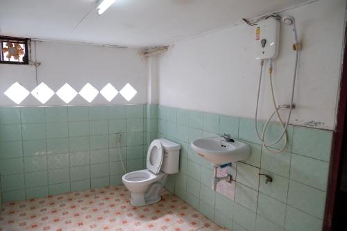 a bathroom with a toilet and a sink at Song Lao Guesthouse in Thakhek