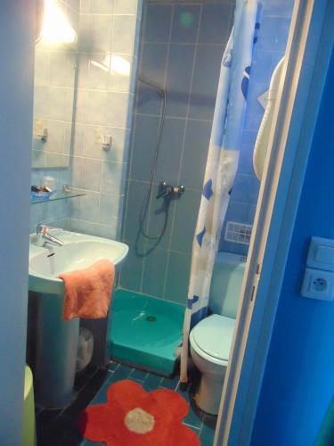 Un baño de Hôtel Paris Voltaire