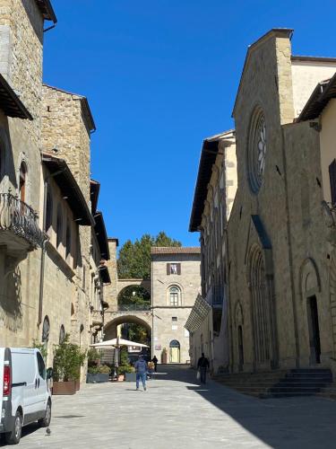 a clock tower on the side of a building at Il Rustico in Sansepolcro