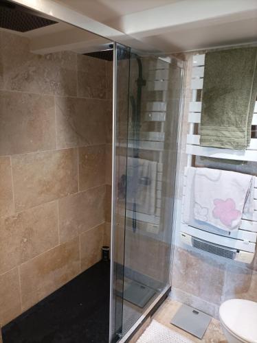 une douche avec une porte vitrée dans une salle de bain dans l'établissement La Casa De La Ciotat, à La Ciotat
