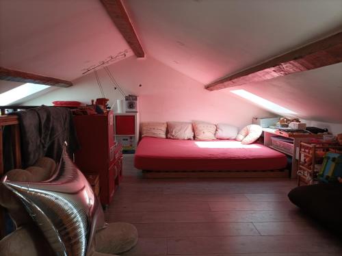 um quarto com uma cama num quarto com iluminação rosa em La Casa De La Ciotat em La Ciotat