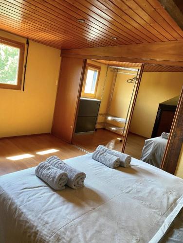 une chambre avec un grand lit blanc avec des serviettes dessus dans l'établissement L’Alsacien Cosy : Duplex - Netflix - Wifi/Fibre, à Mulhouse