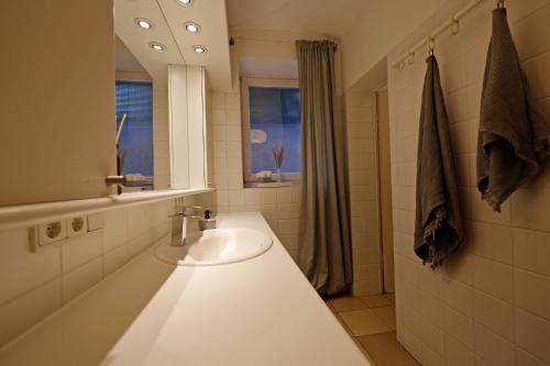 Ένα μπάνιο στο Paterre Wohnung in der Rosa Villa