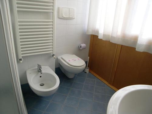 uma pequena casa de banho com WC e bidé em Residence Mirage em Grado