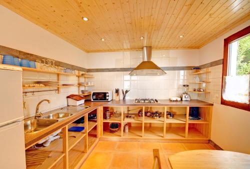 Casa Cachalote - Ferienhaus auf den Azoren في São Caetano: مطبخ مع حوض و كونتر توب