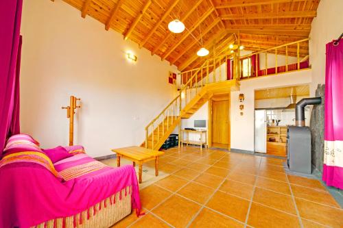 ein Wohnzimmer mit einem Sofa und einer Holzdecke in der Unterkunft Casa Cachalote - Ferienhaus auf den Azoren in São Caetano