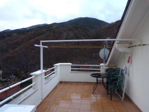 d'un balcon avec une table et une vue sur la montagne. dans l'établissement Studio décor chalet jusqu'à 6 couchages, à Fontpédrouse