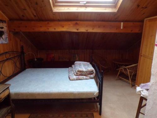 a bedroom with a bed in a wooden cabin at Studio décor chalet jusqu'à 6 couchages in Fontpédrouse