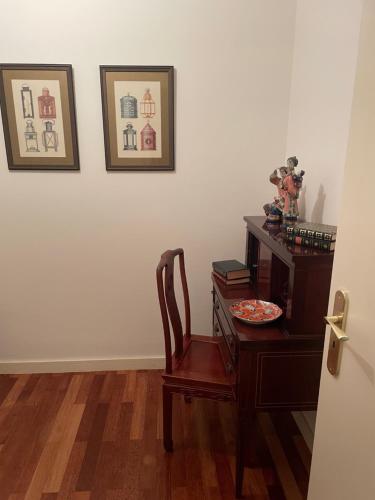 a room with a desk and a chair with a plate on it at Apartamento Mimi in Figueira da Foz