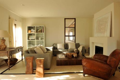 uma sala de estar com um sofá e uma lareira em Casa Los Bancales em Candeleda