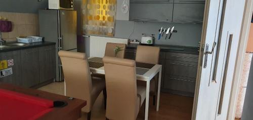 une petite cuisine avec une table et des chaises. dans l'établissement Apartament u Ani, à Przeczyce