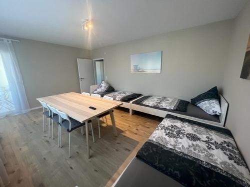 a living room with a table and a couch at Linden Monteur Apartment in Rodenbach