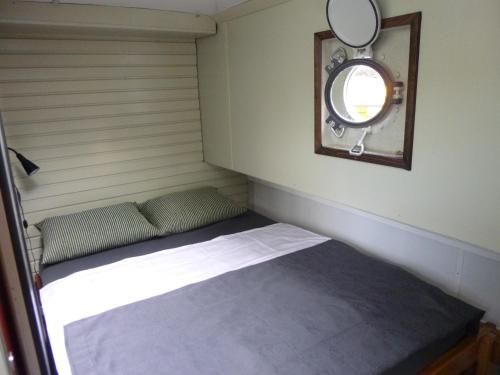 En eller flere senge i et værelse på Hausboot Dänholm