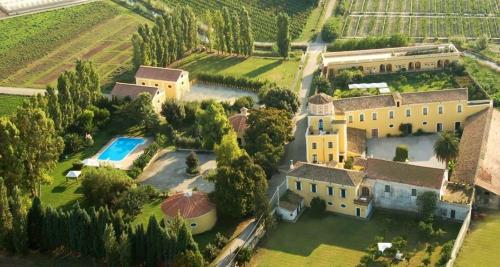 an aerial view of a mansion with a swimming pool at Farmstay La Morella in Battipaglia