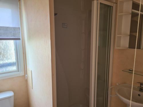 Koupelna v ubytování 8 berth central heated on Coral Beach ABI CB