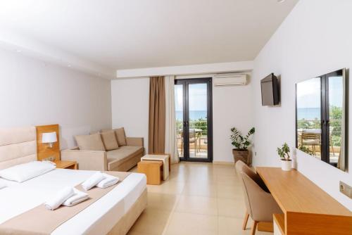 Habitación de hotel con cama y escritorio en Hotel Giannoulis, en Paralia Katerinis