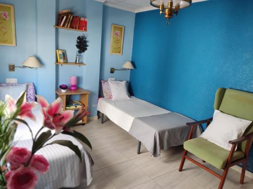 1 dormitorio con 2 camas y pared azul en Playa Rihuete 2, en Puerto de Mazarrón