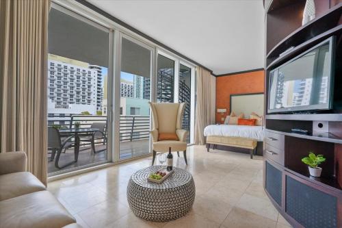 Un televizor și/sau centru de divertisment la Penthouse Bahia Mar South Beach on Ocean Drive Miami Beach home
