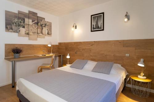 Postel nebo postele na pokoji v ubytování Hôtel du Midi