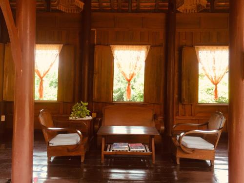 Ruang duduk di Luang Chumni Village