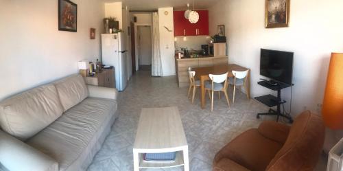 un salon avec un canapé et une table dans l'établissement boulhome, à Boulouris-sur-Mer