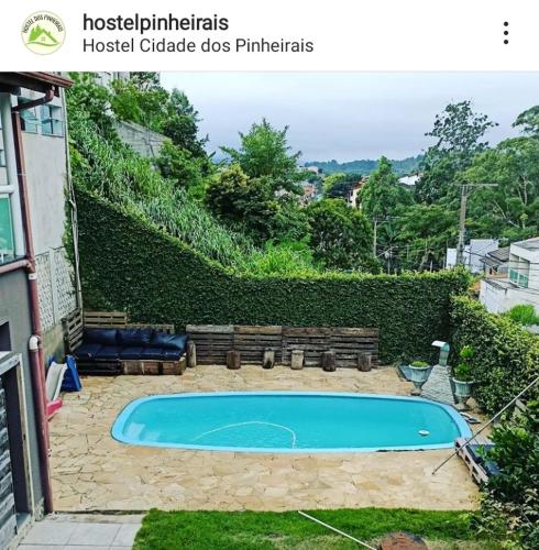 una piscina en el patio trasero de una casa en Hostel dos Pinheirais, en Caieiras