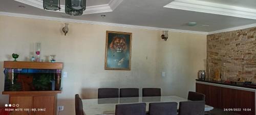 un comedor con una mesa y una pintura en la pared en Hostel dos Pinheirais, en Caieiras