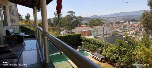 balcón con vistas a la ciudad en Hostel dos Pinheirais, en Caieiras