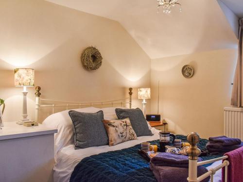 - une chambre avec un lit et une couverture bleue dans l'établissement Pan Cottage, à Middleton