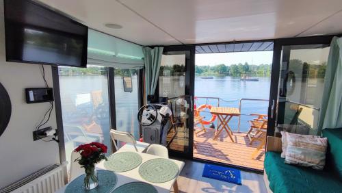 Blick von innen auf ein Boot mit Balkon in der Unterkunft Houseboat Water Boy apartament pływający dom na wodzie łódź in Breslau