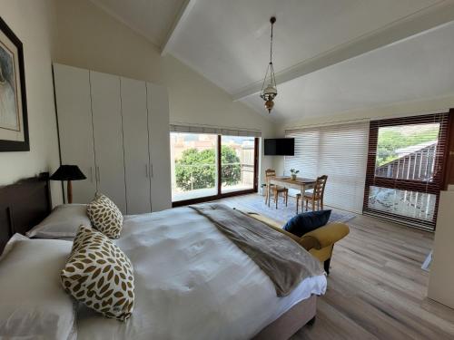 Leehaven Apartment في هوت باي: غرفة نوم بسرير كبير وطاولة