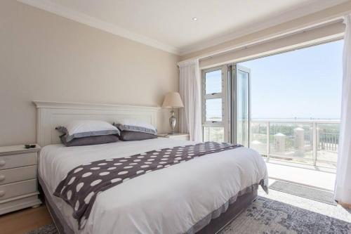 Postel nebo postele na pokoji v ubytování Beachfront Apartment @ Summerseas