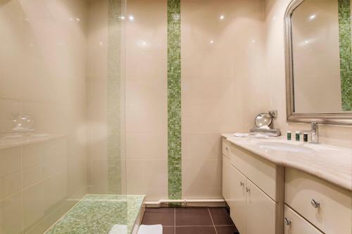 y baño con ducha y lavamanos. en Les Cigognes - Deux Pièces - Deauville Centre en Deauville