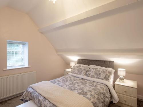 een slaapkamer met een bed en een raam bij The Coach House in Oswestry