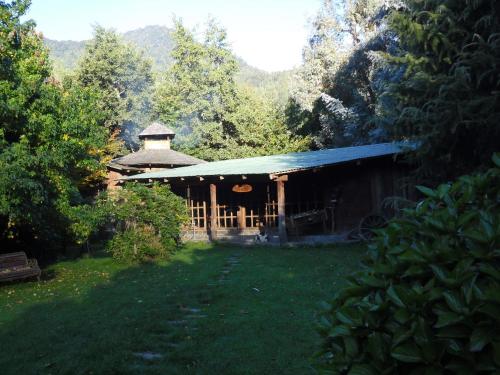 a wooden building with a gazebo in a yard at Mavidahue in llifen