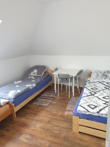 Cette chambre comprend 2 lits superposés et une table. dans l'établissement Domek Nad Mleczką, à Przeworsk