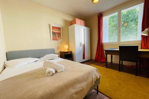1 dormitorio con 1 cama, escritorio y en Beautiful 1950s style apartment close to the city center en Tours
