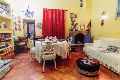sala de estar con mesa y chimenea en Campanino68 en San Martino Valle Caudina