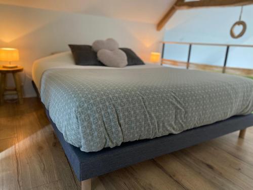 Ένα ή περισσότερα κρεβάτια σε δωμάτιο στο La Suite Chambre d’hôtes Spa et Sauna