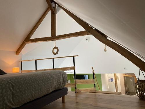 sypialnia z łóżkiem na poddaszu w obiekcie La Suite Chambre d’hôtes Spa et Sauna w mieście Aire-sur-la-Lys